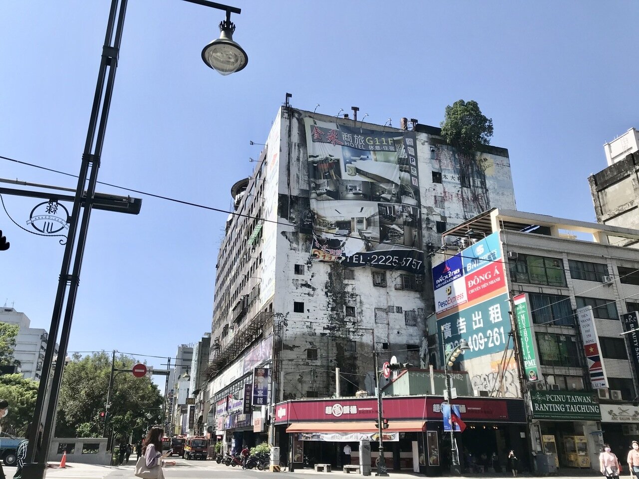 台中火車站前的千越大樓，因消防等問題被公告停業，有團體宣布要辦音樂會，引發議員關切。記者洪敬浤／攝影 