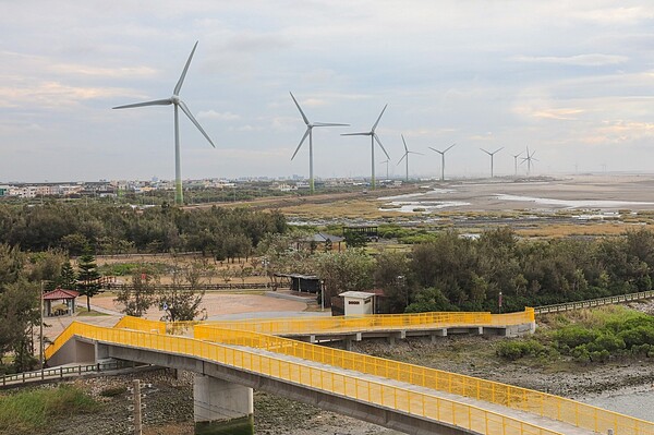 大安濱海自行車道是台中市唯一完整緊鄰海岸線的鐵馬道。圖／台中市政府提供