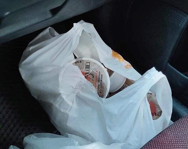 黃姓女子21日到彰化市一家知名肉圓店用一張500元五倍券及1000元現金要買800元肉圓,店家卻找她300元,她問店家不是應找700嗎?店員卻說「妳是用券換現金」,讓她很火大。圖/翻攝自臉書爆料公社二館