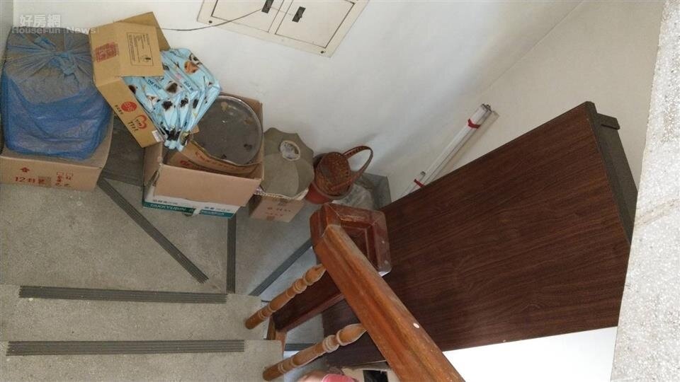 彰化縣政府稽查樓梯堆放雜物。圖／彰化縣政府提供