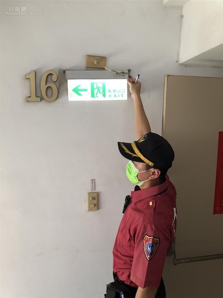 彰化縣政府稽查逃生指示牌。圖／彰化縣政府提供