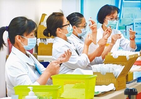 輝瑞∕BNT新冠疫苗針對5歲至11歲兒童的臨床實驗結果顯示，保護力達到90.7％。如果美國FDA給予緊急使用授權（EUA），美國5歲至11歲兒童將可在11月初開始接種疫苗。圖為醫護人員聚精會神地抽取BNT疫苗。（姚志平攝）