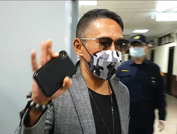 導演鈕承澤性侵女助理遭判刑4年,他日前向台北地檢署聲請到花蓮監獄服刑,也聲請暫緩發監,因家有老母尚未安頓。圖/聯合報記者攝影