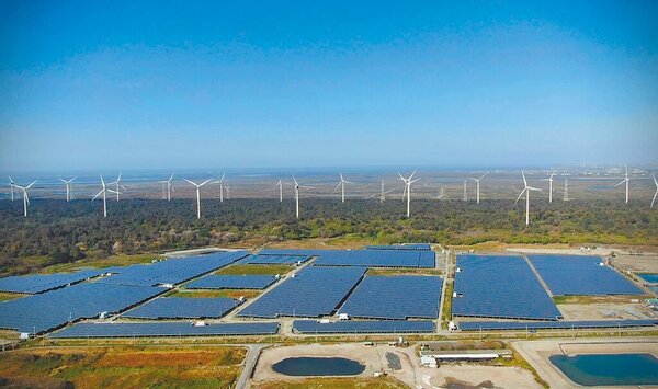 國泰人壽與開陽能源攜手合作的「雲林麥寮天機太陽能電廠」昨正式啟用。（國泰人壽提供）