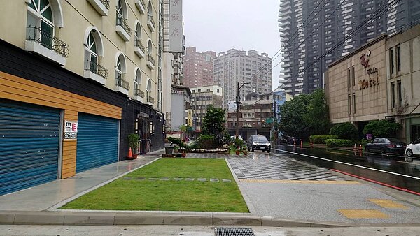 淡海地區有飯店占用公有地當作迎賓空間,新北工務局要求由飯店自行拆除占用違建,並擴增人行道及鋪面更新。圖/新北市工務局提供
