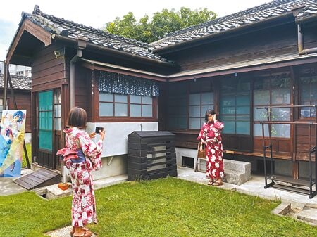 台南市古蹟委外營運以日式宿舍居多，東區府東創意森林有業者推出浴衣體驗，打出名號，吸引民眾前來拍照。（曹婷婷攝）