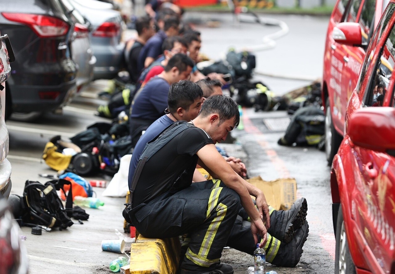 高雄城中城大火,燒出連串公安缺失,屢次出現類似案件,消防人員成眾矢之的,應負責的工務、都發局處卻規避責任。圖/聯合報系資料照片