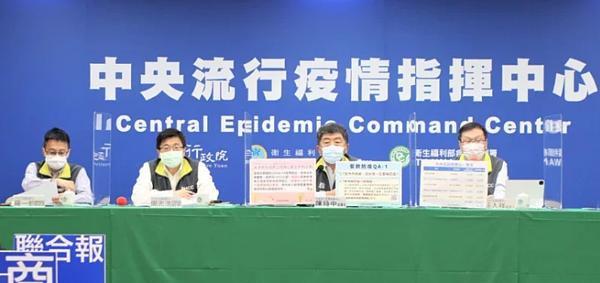 中央流行疫情指揮中心今召開疫情記者會,左起醫療應變組副組長羅一鈞、疫情監測組組長周志浩、指揮官陳時中、發言人莊人祥。圖/指揮中心提供