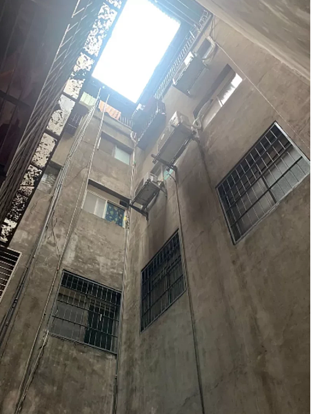 大廈天井堆放雜物,火警時易形成煙囪效應。圖/議員徐巧芯提供