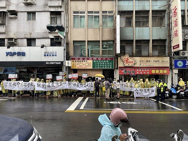 新北板橋「群益社區」住戶昨拉布條抗議,控訴40多年來都以中正路313號1樓作為進出通道,卻被新地主封路。圖/記者李成蔭翻攝