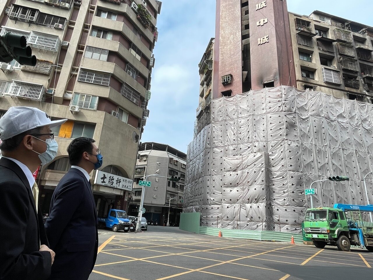 台北市都更學會理事長蔡漢霖（左二）及高雄市都更學會理事長林資雄（左一）建議，住戶應建立公共基金的正確觀念，維護大樓居住品質，避免大樓社區劣化，導致惡性循環。記者徐如宜／攝影 