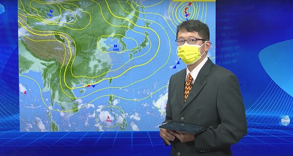 中央氣象局技正王君賢表示,菲律賓東方海面熱帶性低氣壓今天到明天有機會形成今年第20號颱風瑪瑙,預計未來路徑朝日本方向前進。圖/取自氣象局直播