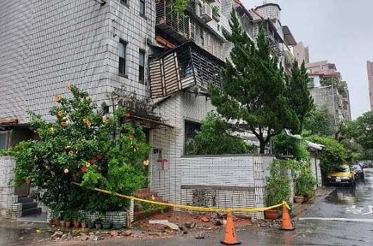 一壽街66巷15號與樟新街48巷巷口有民宅屋簷掉落,已圍封鎖線,並已移除,無人員受傷。圖/北市府提供