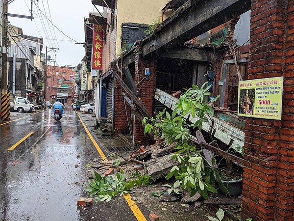 新北市瑞芳區逢甲路一棟無人居住的老屋,部分磚石、木架因地震倒塌,區公所以通知廠商清除。圖/新北市工務局提供