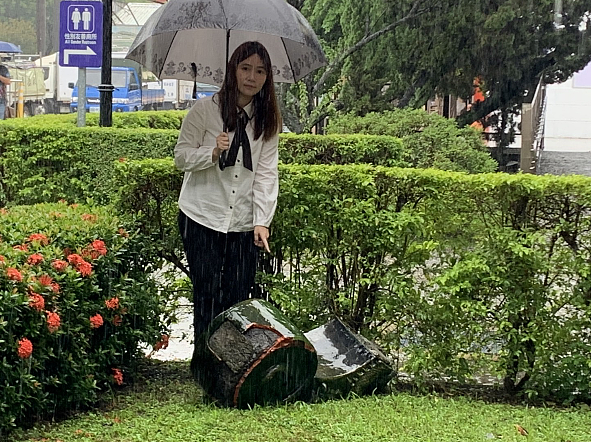 北市一殯古式建築的右側龍頭被地震震掉,若砸到人,後果恐不堪設想。圖/陳怡君提供