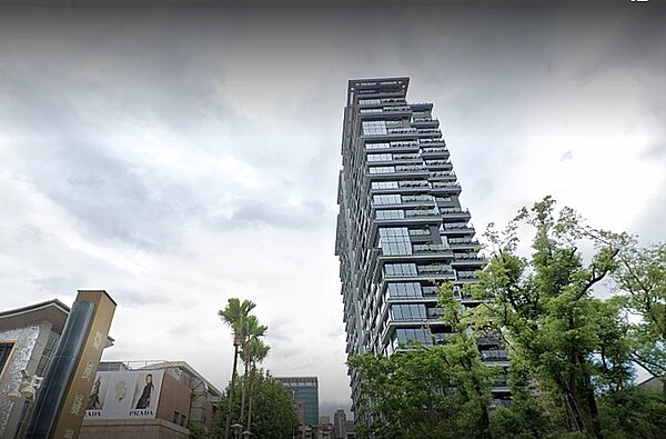 台北市一向以信義計畫區、大安森林公園周邊為首要豪宅指標,近年松山機場周邊、敦化南北路林蔭大道上屢傳交易破億元社區,帶動松山區豪宅聲勢。圖/google map