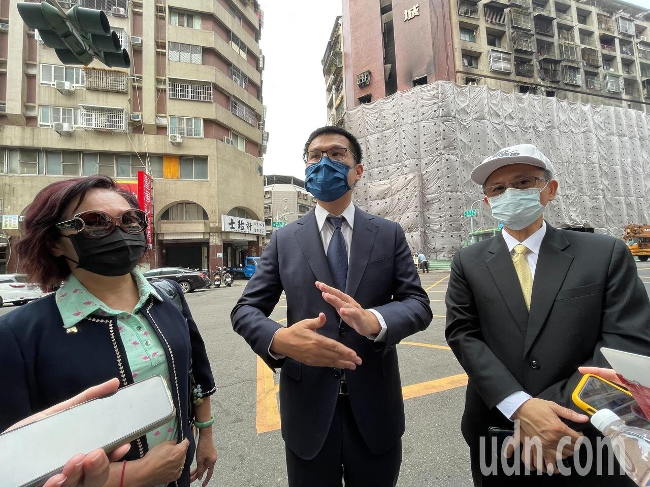 高雄市都更學會理事長林資雄(右起)、台北市都市更新學會理事長蔡漢霖與高雄市都更學會副理事長李惠珍,建議城中城都更透過「區段徵收」方式解決。記者徐如宜/攝影