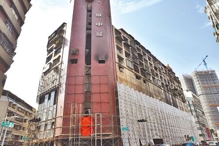 高雄市長陳其邁16日表示,不排除拆除城中城大樓。(林瑞益攝)