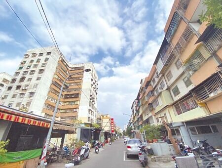 高雄43年歷史的民族社區,市府力促為都更示範區,若都更進行順利,右側五樓舊公寓會先拆,接下來再拆除左側舊大樓。(石秀華攝)