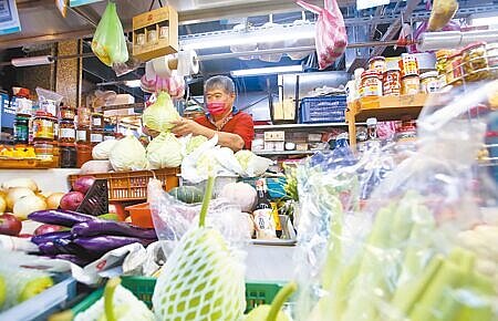 萬物齊漲點燃通膨烈火,中央銀行罕見在臉書貼文指出,近月多項重要民生物資CPI年增率雖走高,但這並不屬物價「普遍」、「持續」、「顯著上漲」的通膨現象,且主要機構皆預測今年CPI不至於超過2%,加上油電價格平穩機制適時啟動,有助降低通膨預期,強調國內物價仍屬穩定。(本報資料照片)