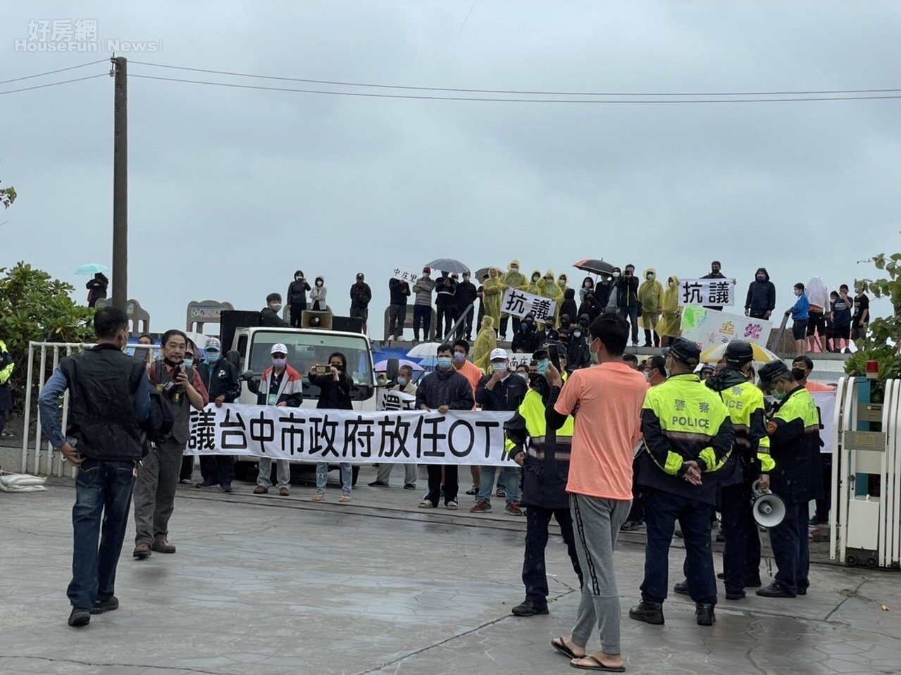 台中大安濱海樂園營運商砍伐防風林,周邊居民組自救會昨抗議遊行,控訴市府放縱,讓業者濫砍樹林。圖/民眾提供