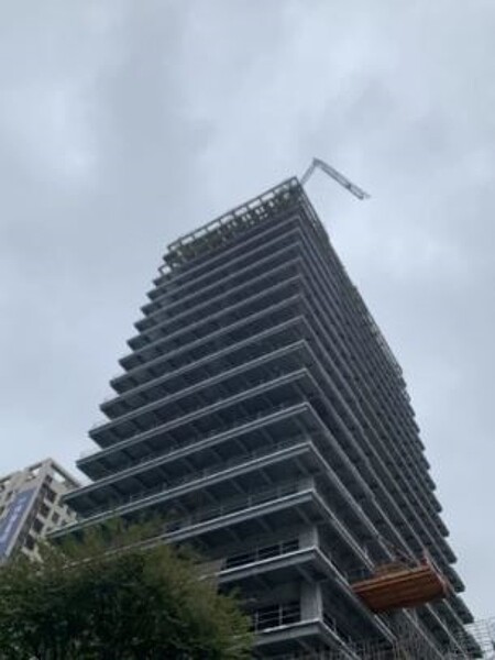 位在新北市新莊區昌平街中央路交叉路口的工地,位在頂樓的吊臂被地震震歪折斷,所幸沒掉下來,無人受傷。圖/新北市消防局提供