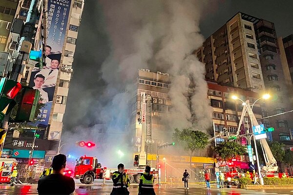 唐宮蒙古烤肉餐廳暗夜竄黑煙，北市消防局派人車馳援控制火勢。圖／取自PTT
