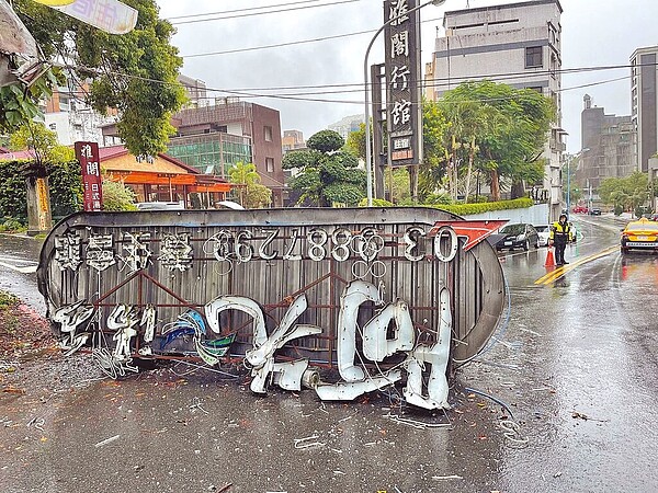 宜蘭縣24日發生芮氏規模6.5地震，宜蘭地區最大震度4級，礁溪鄉一家溫泉飯店招牌被地震震落。圖／民眾提供