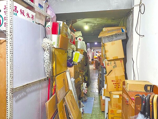 基隆路興隆整宅民眾向議員戴錫欽投訴,隔壁鄰居疑為「囤物症」患者,堆積易燃紙箱、垃圾及雜物於走廊。(戴錫欽提供/楊亞璇台北傳真)
