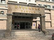 開車靠太近不爽　台中男開窗伸手比中指被告