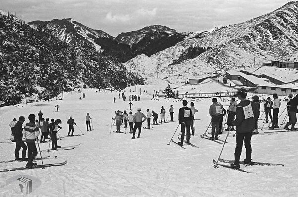 國發會臉書24日貼出珍貴老照片，只見黑白相片中人群穿著滑雪裝備，場景像極了阿爾卑斯山，但實際地點卻是60多年前的台灣。圖／取自國發會臉書