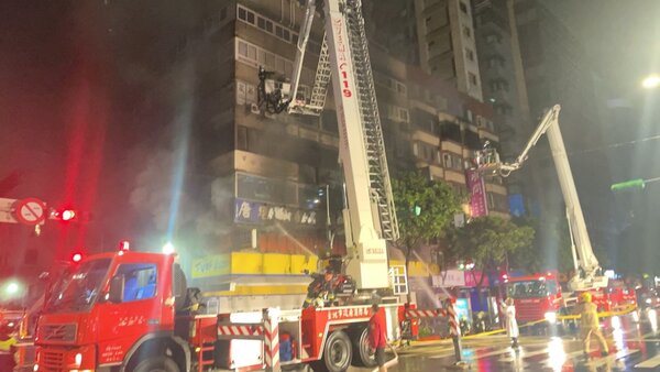 消防人員到達現場發現2樓已全面燃燒，外觀火舌及濃煙大量竄出。圖／台北市消防局臉書
