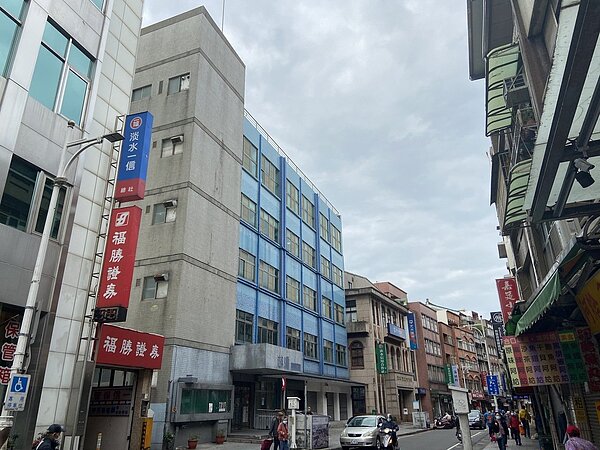 新北市議員鄭宇恩認為市府賤租淡水舊區公所(中間藍色棟)空間,要求重新檢討。圖/新北市財政局提供