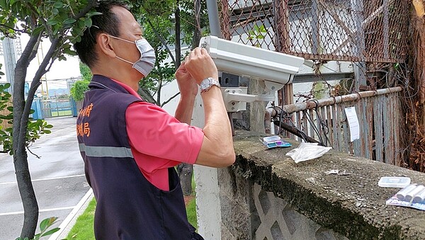 台中市環保局架設縮時攝影機加強取締，以銳利電眼取締亂倒垃圾。圖／台中市環保局提供