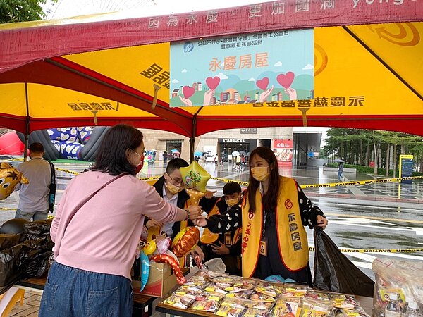 永慶房屋擺設攤位與民眾共襄盛舉。圖/永慶房產集團提供