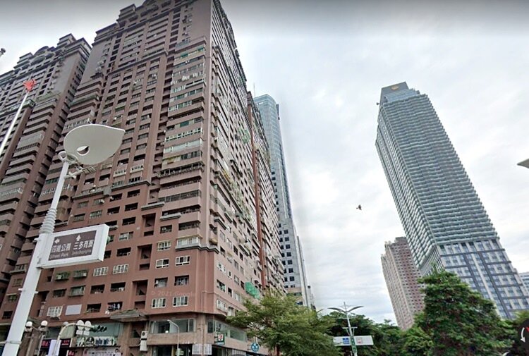 高雄苓雅區新光路有屋齡20多年的社區大樓,戶數超過1千戶,住戶較雜,單坪價多1字頭,整體房價算較便宜。圖/google map