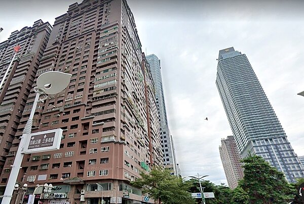 高雄苓雅區新光路有屋齡20多年的社區大樓，戶數超過1千戶，住戶較雜，單坪價多1字頭，整體房價算較便宜。圖／google map
