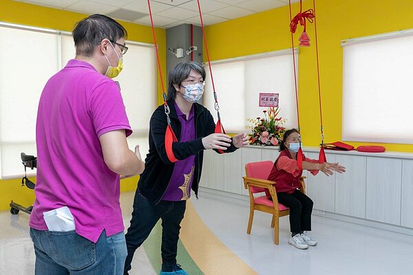 珸聆社區長照機構以融入社區的角度，規畫市集、紅繩訓練、園藝輔療、口腔機能訓練等。圖／富宇建設提供