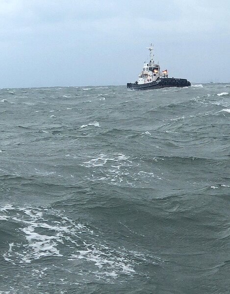 中油桃園煉油廠大園沙崙外海油管漏油汙染海域,派工作船處理阻絕油汙擴散。記者曾增勳/翻攝