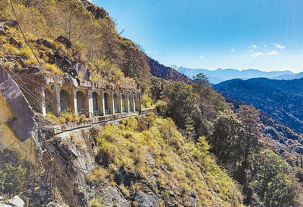 中斷22年的阿里山林業鐵路支線眠月線，經阿里山林業鐵路及文化資產管理處啟動「眠月線修復可行性評估」後，初步規畫將以火車通行至塔山站，塔山站再步行至石猴站為第一階段復駛目標。（林鐵及文資處提供／呂妍庭嘉義傳真）