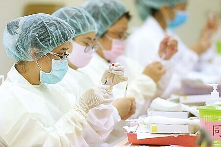 國內目前最年輕疫苗接種後死亡事件,為年僅15歲少女,在接種BNT疫苗21天後上體育課暈厥,送醫仍不治。此為示意圖。(粘耿豪攝)