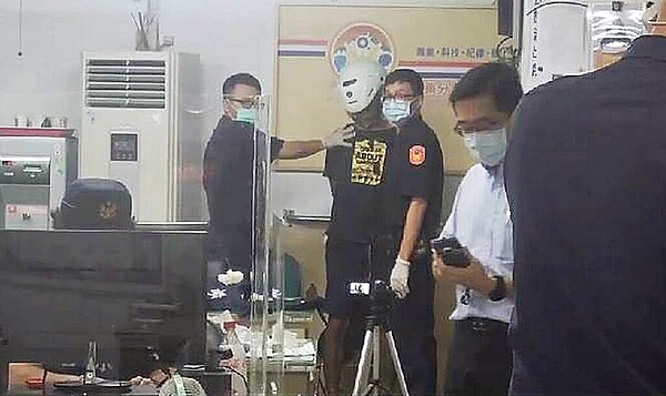 屏東市30歲陳姓男子25日晚間9時許飲酒後,涉嫌先在公勇路段拿石頭隨機砸向路人,事後又到西市場拿棍棒打人,造成1死1傷。(翻攝照片/林和生屏東傳真)