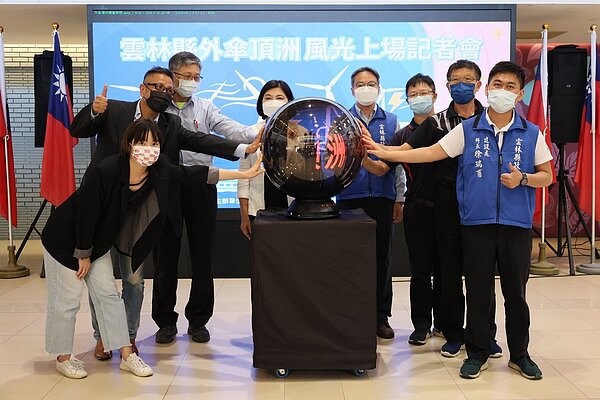 雲林縣長張麗善(左四)25日宣布啟動「外傘頂洲離岸風機設置開發計畫」,將推動綠電裝置,盼藉此達到固砂效果。記者陳苡葳/攝影