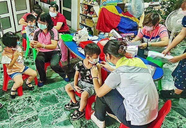 南投縣建議未滿9歲首次接種流感疫苗的幼兒,相隔4周以上應接種第2劑,以獲得完整保護力。圖/南投衛生提供