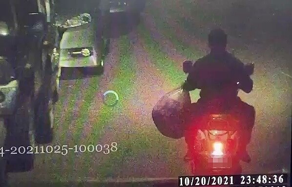 環保局在區內街道加裝20部監視器,日前拍到1人亂丟垃圾,依法最高可開罰6000元。圖/環保局提供