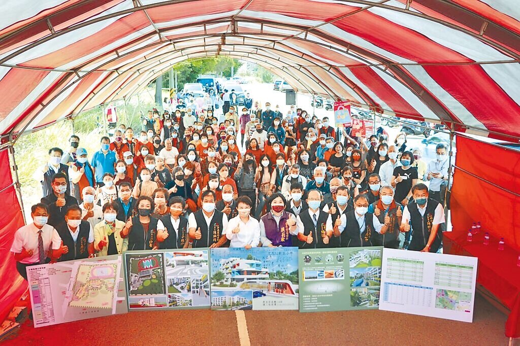 副議長顏莉敏為學區內學齡兒童爭取新建國小,25日邀台中市長盧秀燕現地會勘後增校定案。圖/顏莉敏服務處提供;陳淑娥台中傳真