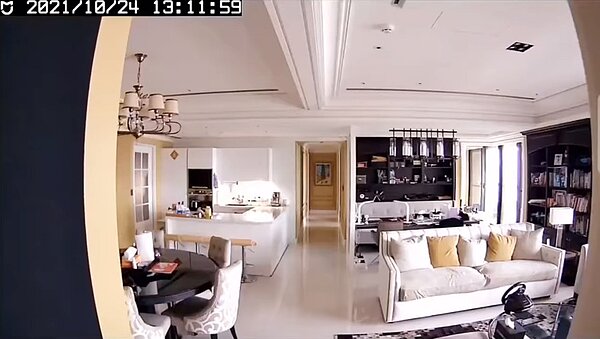 黃少祺公開24日地震發生當下,家中攝影機拍到的畫面。圖/翻攝自黃少祺臉書