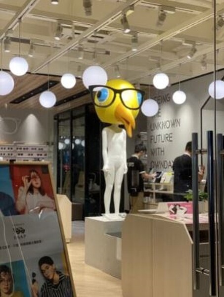 位於眼鏡店內的「鳥人」。圖/聯合報
