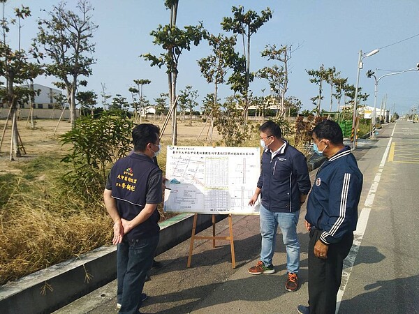 台中市大甲甲安農地重劃區內路面龜裂破損,市議員施志昌邀相關單位會勘爭取經費改善。圖/施志昌服務處提供