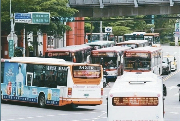 有業者反映，國道跟公車司機一窩蜂擠在一起預訂打莫德納第二劑，大大影響人力調度，近期尖峰時段恐怕會出現派不出車輛的情況。圖／聯合報系資料照